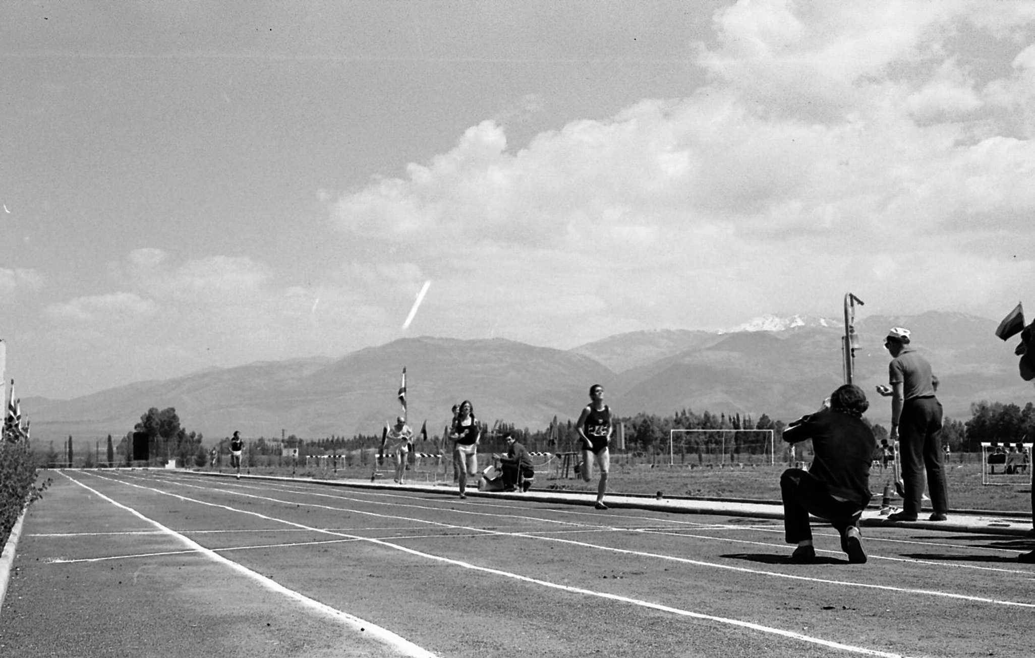 פסגת החרמון ברקע מסלול הריצה ביום ספורט אזורי בקיבוץ כפר בלום, טדי קנדל (NTK\150831)